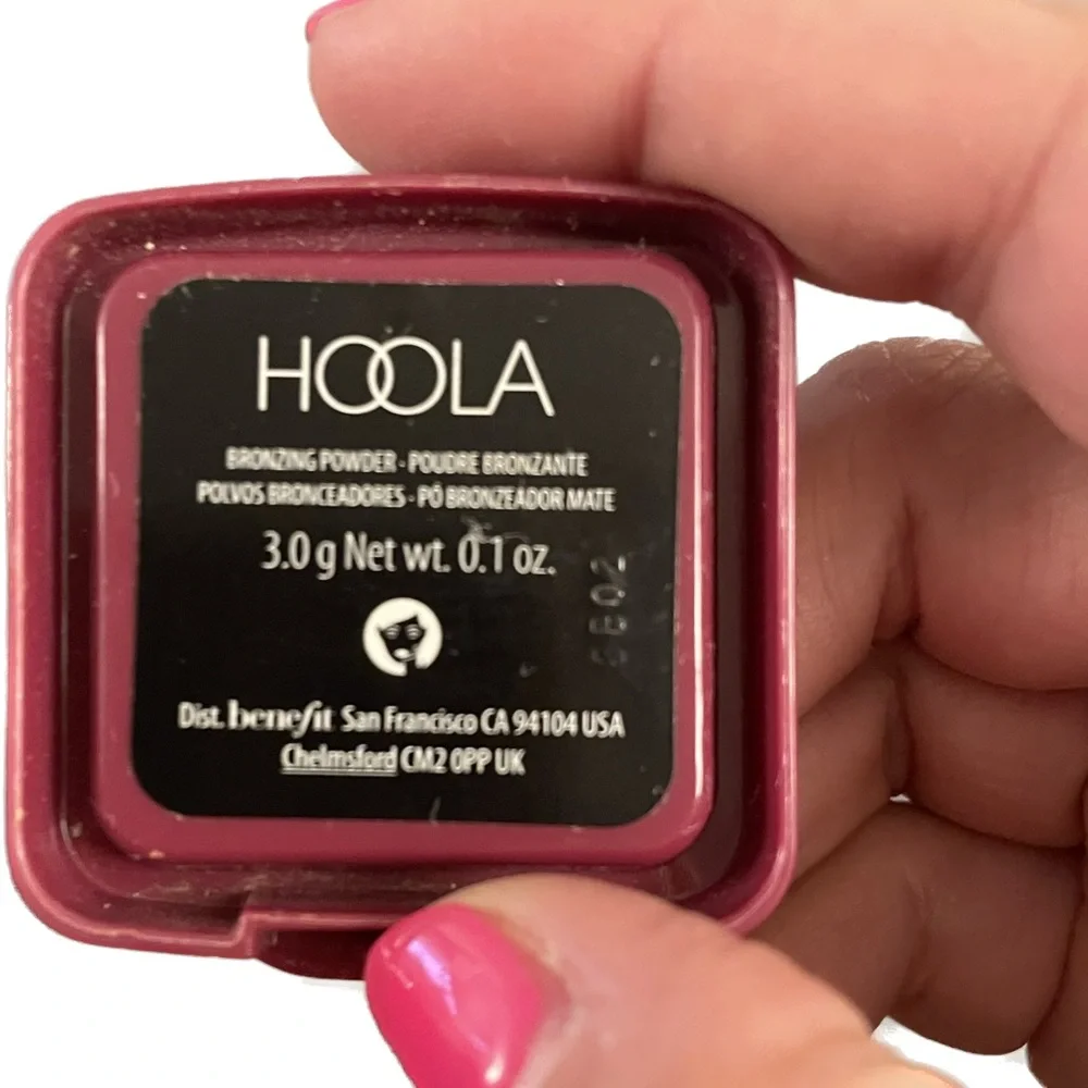 Benefit Cosmetics “Hoola” contouring bronzer - travel size